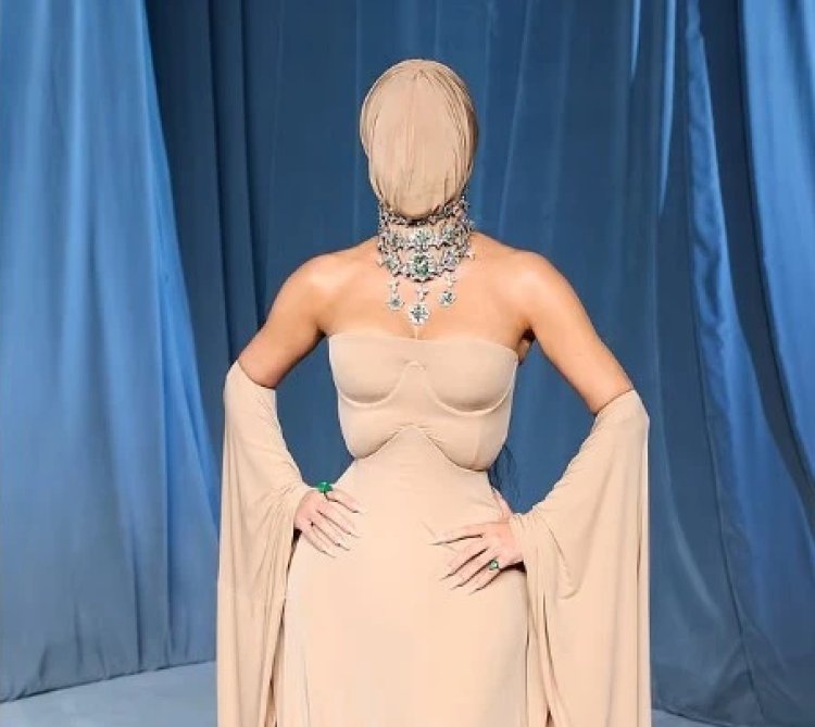 Kim Kardashian merr vëmendje me një pamje të çuditshme në Galën e Muzeut të Akademisë në Los Angeles
