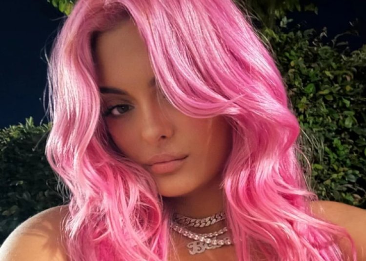 Me simbolin e kryqit dhe flokët rozë, Bebe Rexha shfaq stilin e një rebeleje të vërtetë rrugëve të Los Angelesit