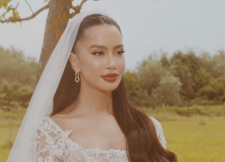 Dafina Zeqiri shkëlqen në setin më të fundit fotografik, pozon me elegancë dhe klas