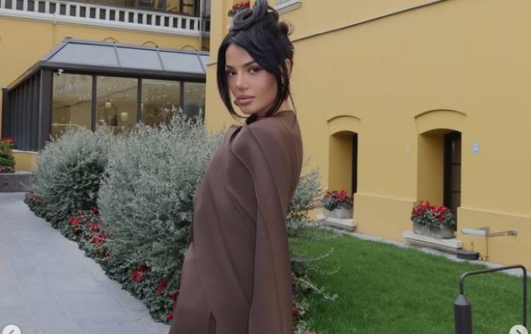 Morena Taraku pozon nën dritën e hënës