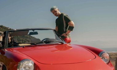 David Dreshaj befason fansat me dukjen e re me flokë të kaltra në klipin ri “Lady Flame”