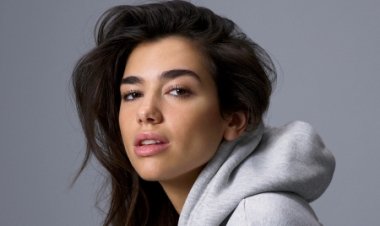 Dua Lipa publikon pamje nga prapaskenat e xhirimeve për linjën e kujdesit të lëkurës