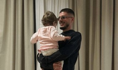 Bardhi më i lumtur se kurrë me të bijën në krahë