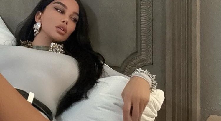 Vildane Zeneli ndez rrjetin me pozat e saj provokuese