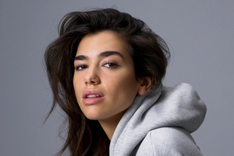 Dua Lipa publikon pamje nga prapaskenat e xhirimeve për linjën e kujdesit të lëkurës