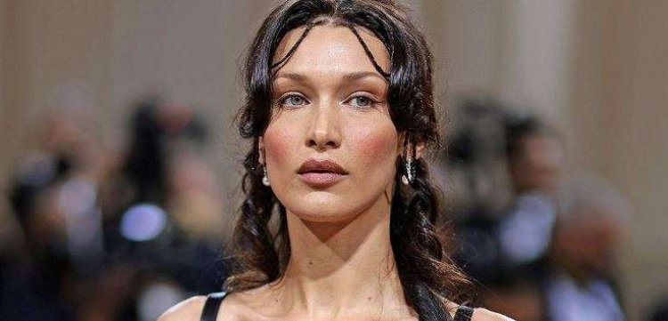 Bella Hadid shkëlqen në Dubai me një kostum Prada dhe feston ditëlindjen në stil luksoz