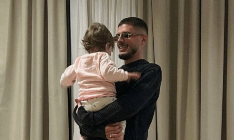 Bardhi më i lumtur se kurrë me të bijën në krahë